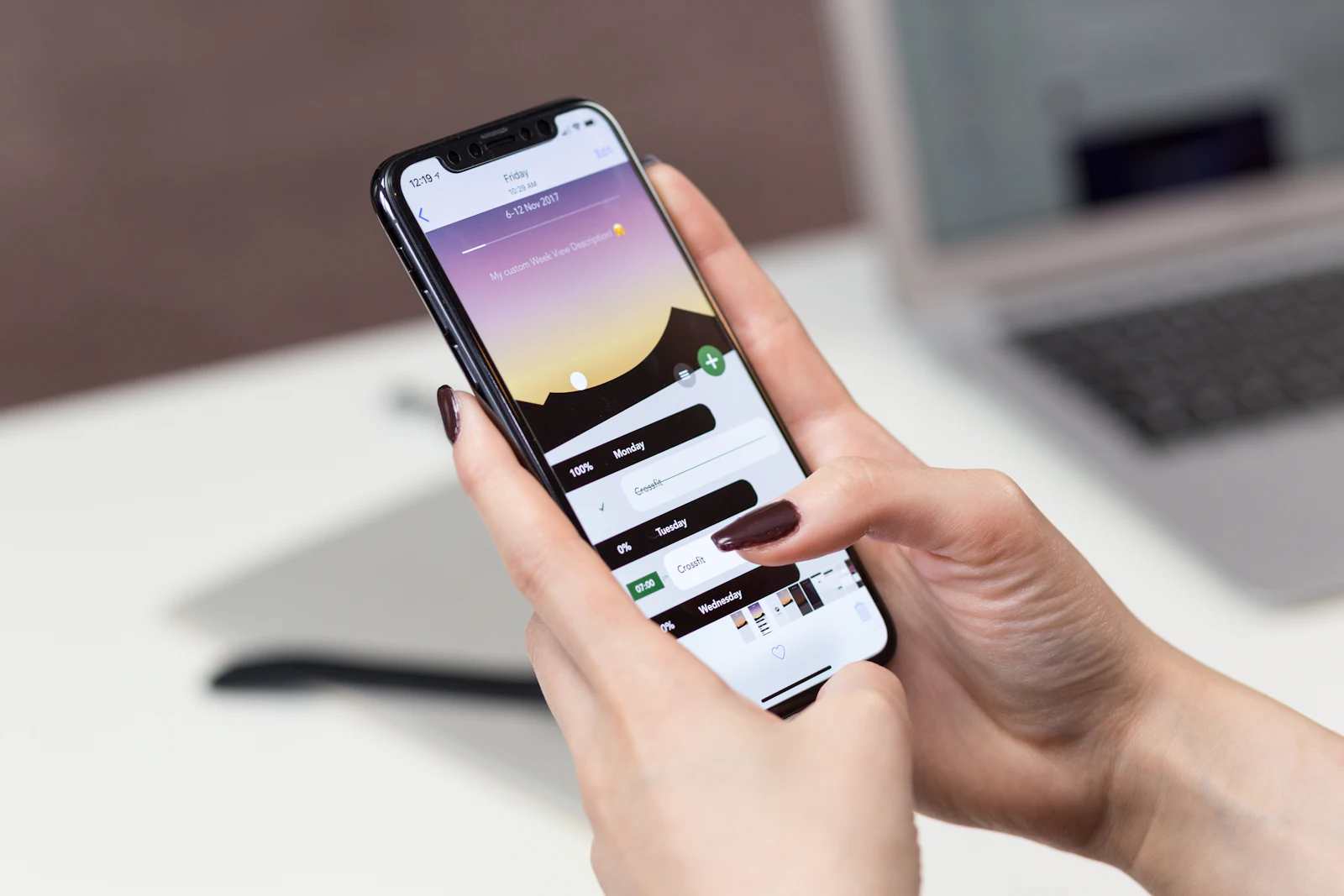スマートフォンでアプリを操作する手元