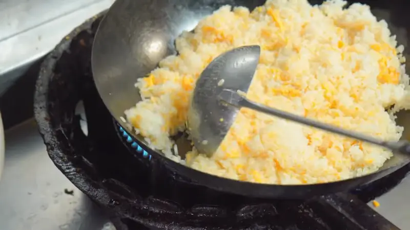 JKTの動画の一場面。中華鍋でチャーハンを炒めている