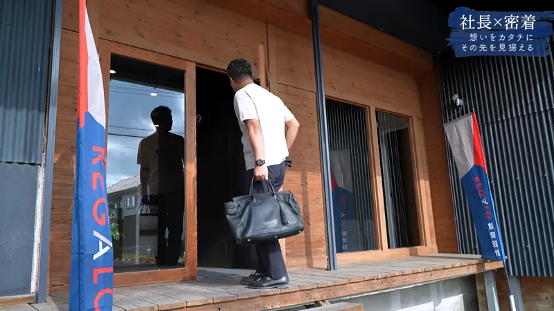 九州しごと図鑑の動画の一場面。建築会社の社長が事務所に入っていく