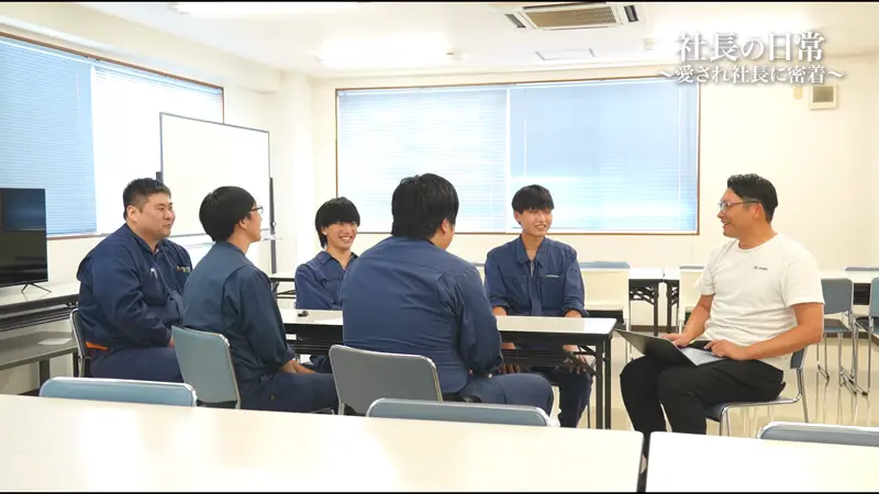 株式会社Re.make様の動画の一場面。社長と社員が打ち合わせをしている