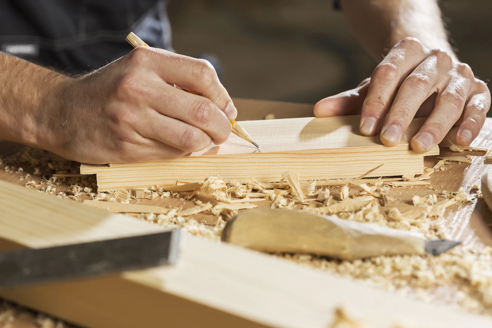 木材に墨付けをする大工の手元