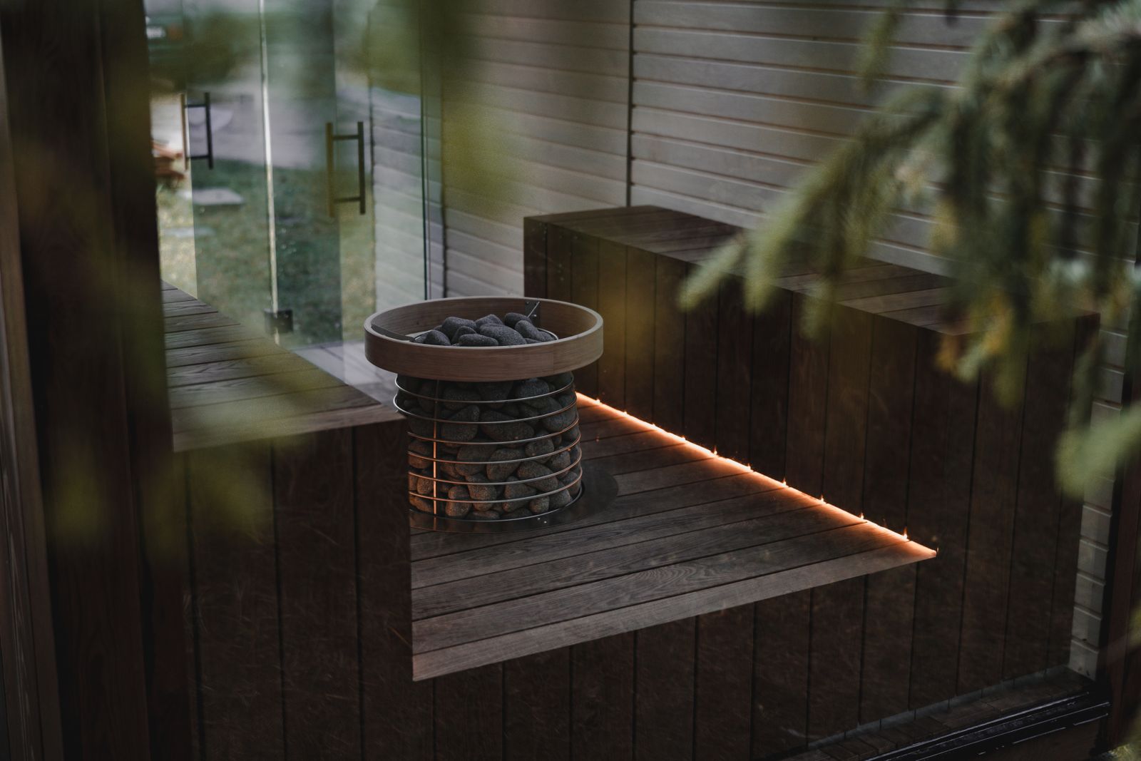 木で囲まれたサウナ室のストーブ