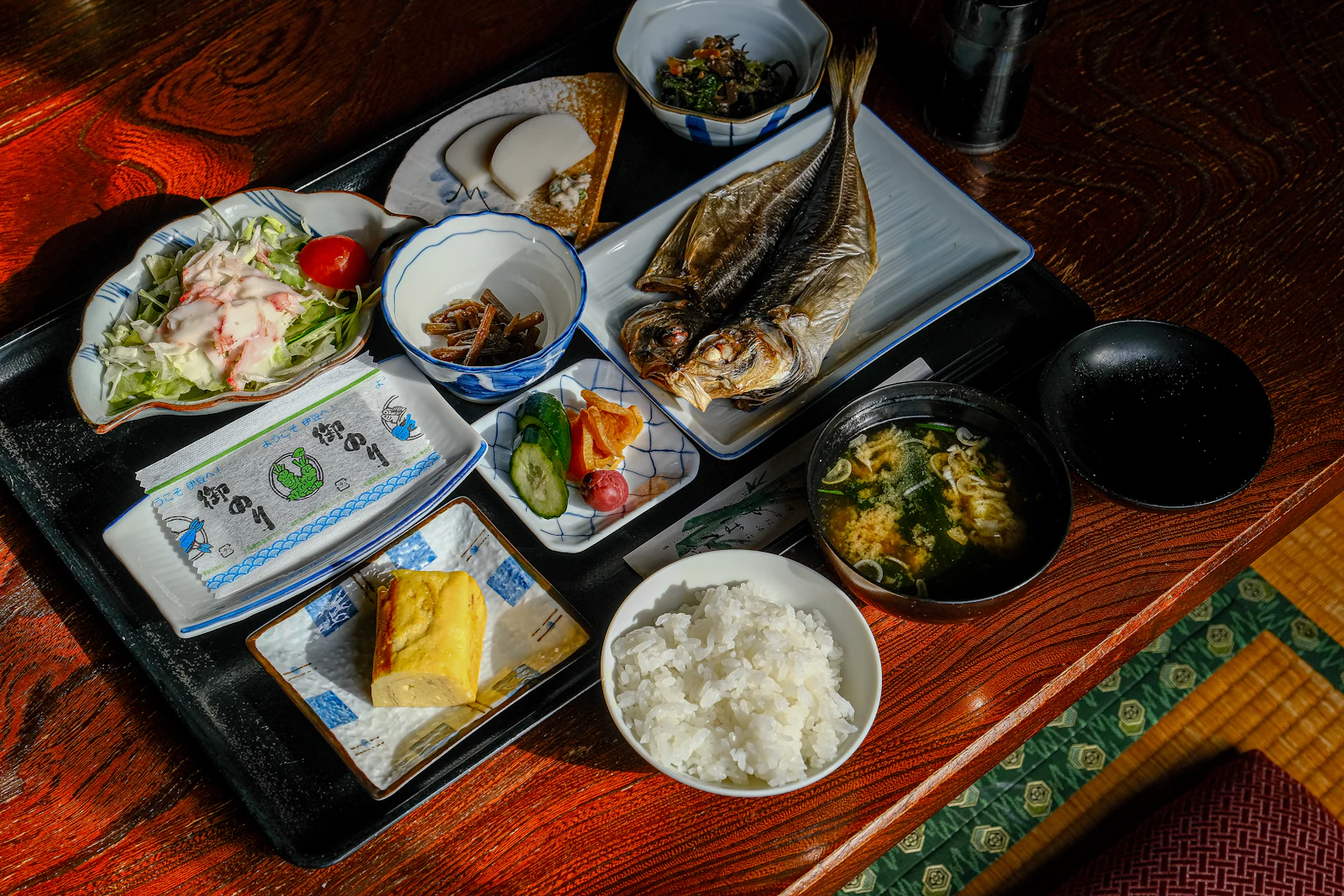 焼き魚と卵焼き、ごはんと小鉢の朝ごはん