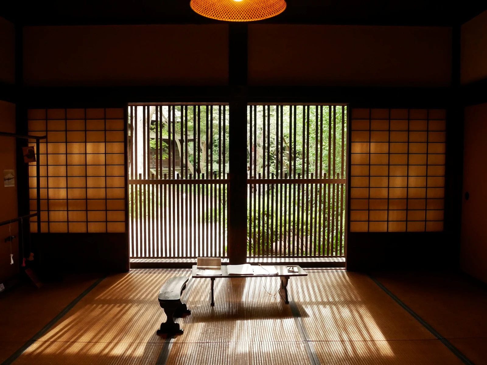 格子戸から差し込む夕方の光