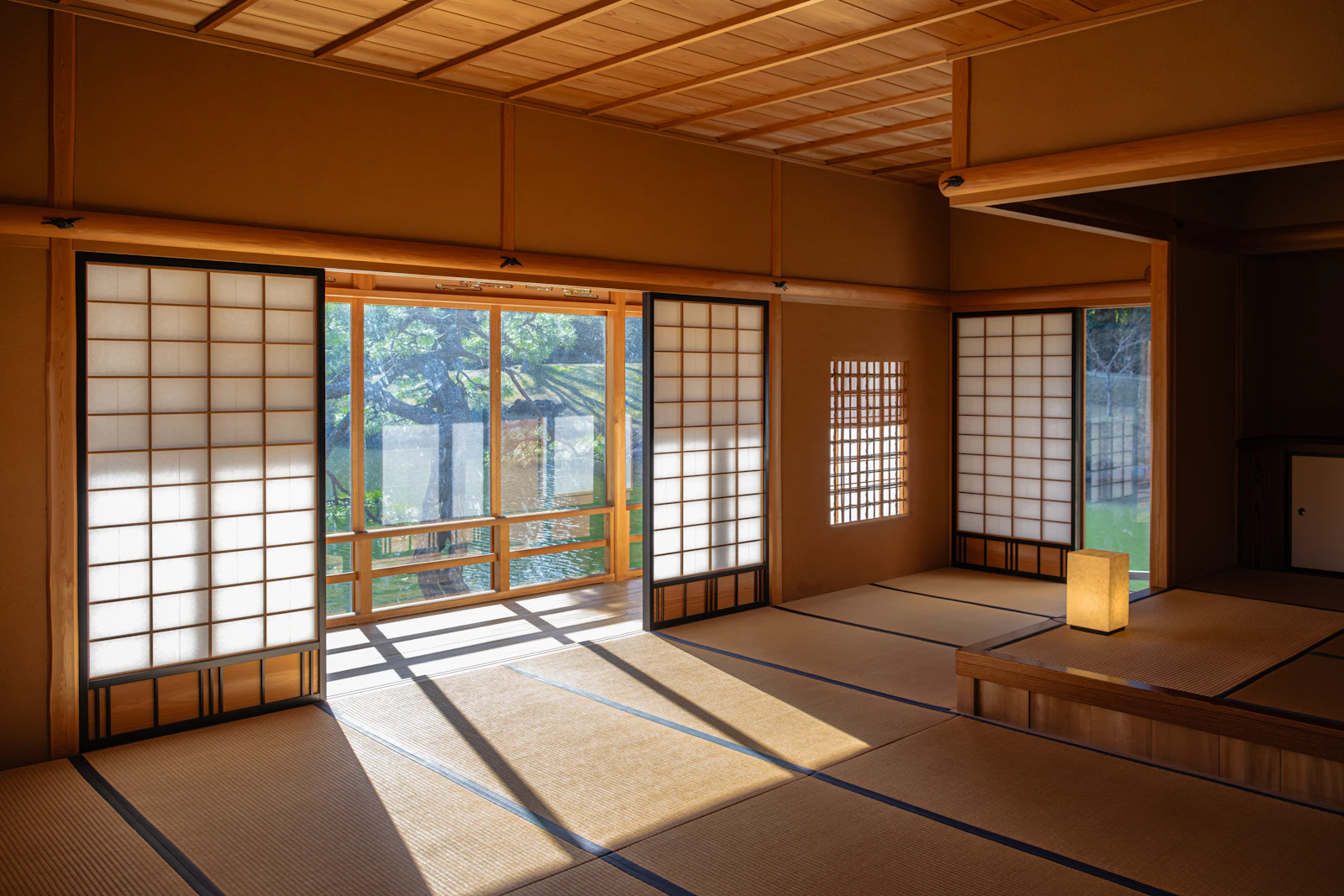 障子から光が差し込む、畳の広い居間