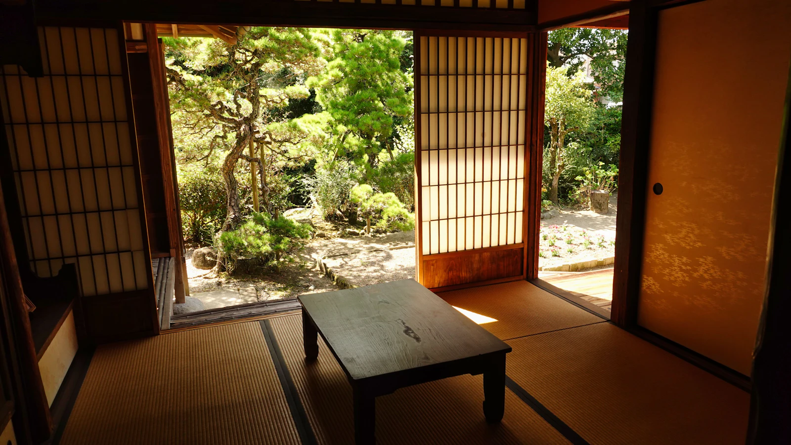 庭に向かって開いた和室と座卓