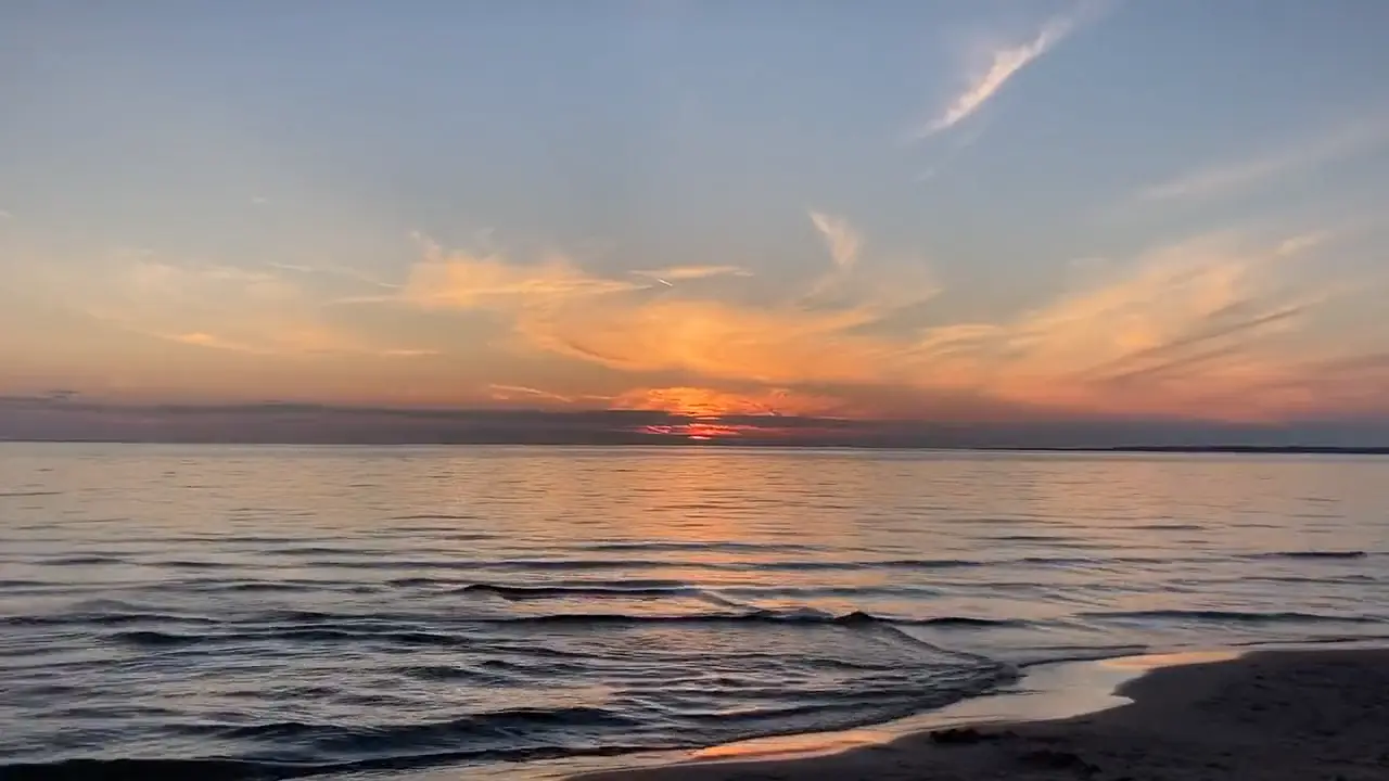 見本「しおまち舎」の最初の画面に流れる、夕方の海の映像の一場面