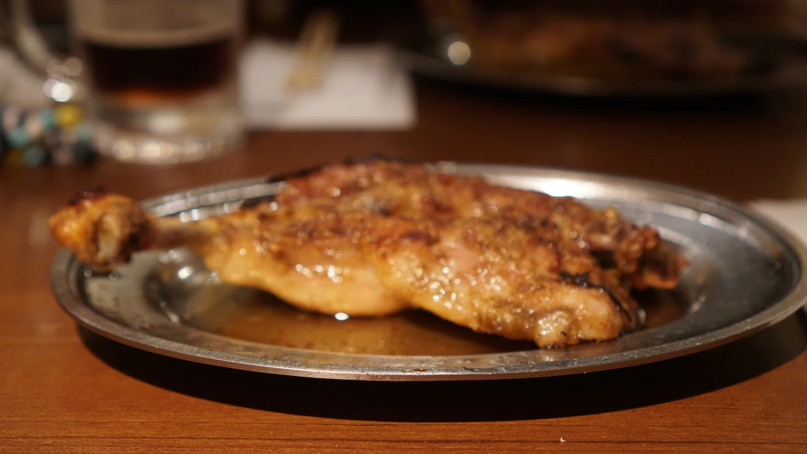 皿にのった骨付きもも焼き