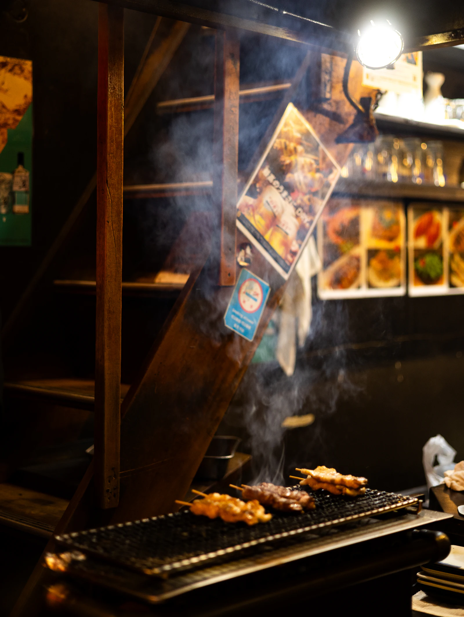 煙の上がる焼き台で、串が焼けている