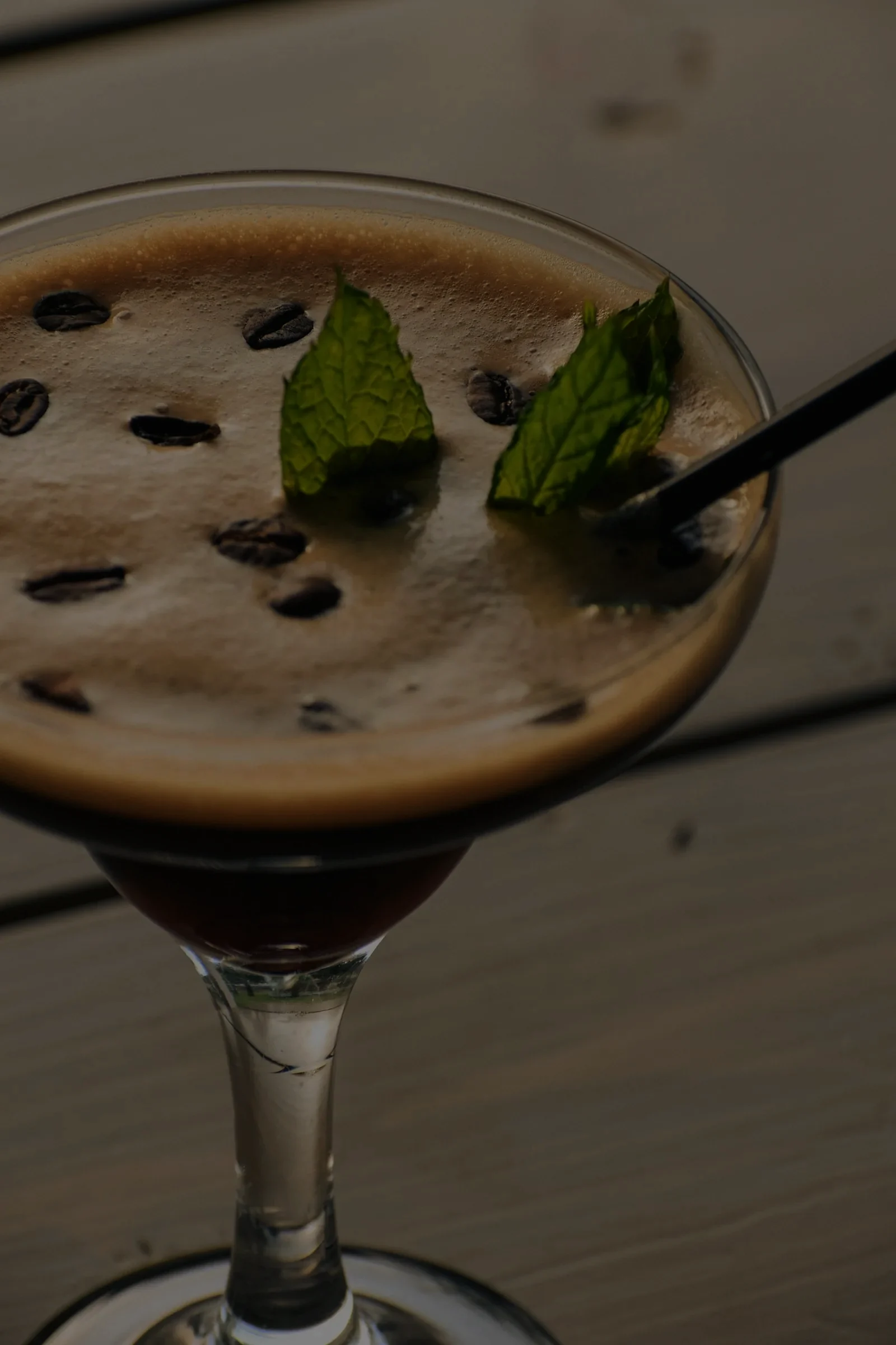 コーヒー豆を浮かべたエスプレッソマティーニ