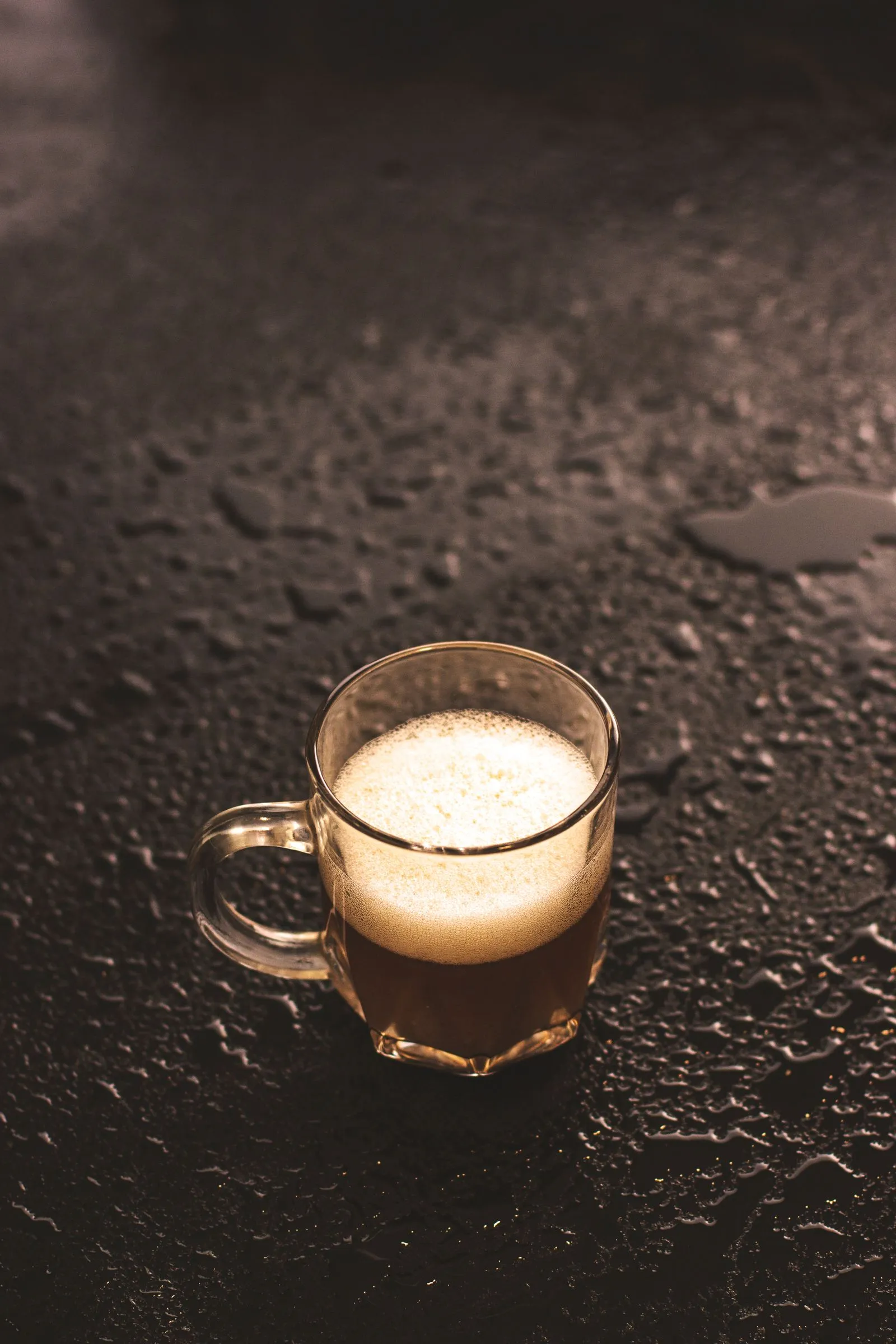 ガラスのマグに注いだカフェラテ